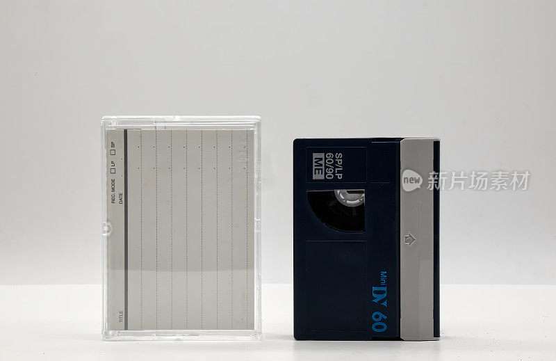 老式迷你DV录像带卡带与盒式白色背景。90年代的复古技术
