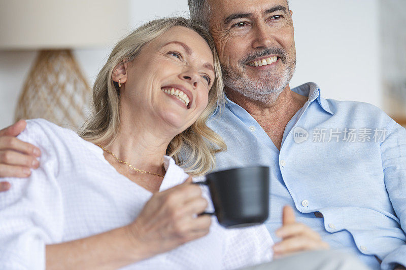 幸福成熟的夫妇在家里。