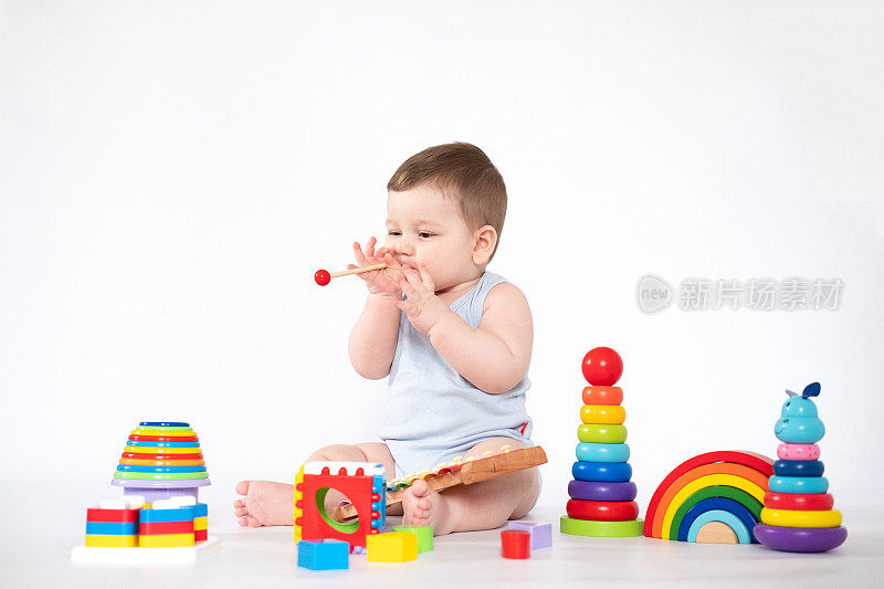 儿童教育玩具，儿童玩彩色木制玩具在白色背景儿童教育