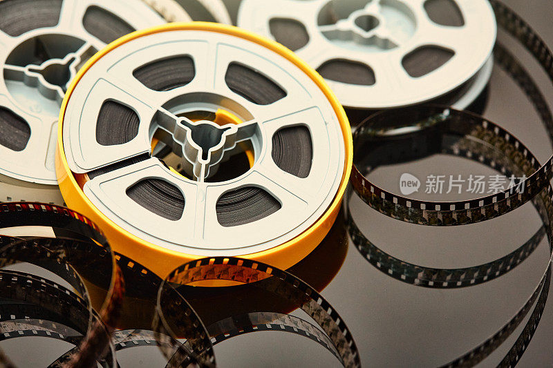 一组老式8毫米电影胶片:过去人们是如何制作家庭电影的