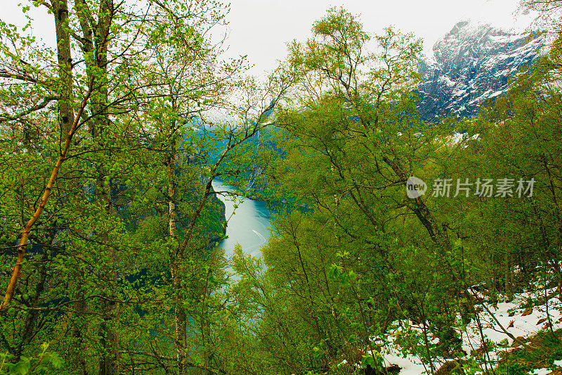 风景如画的Geiranger峡湾。挪威旅游目的地。春天的假期。美丽的北自然。去斯堪的纳维亚体验旅行。在山探险。挪威的风景。muntain雪。打破