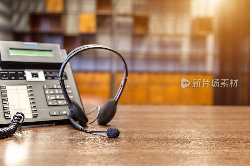耳机和客户支持设备在呼叫中心准备积极服务，通信支持，呼叫中心和客户服务帮助台。For(呼叫中心)概念。