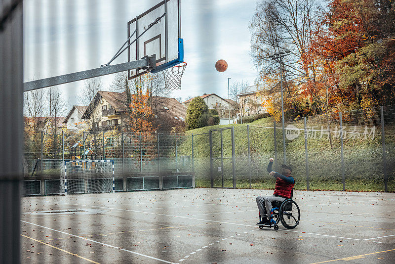 坐轮椅的残疾人在篮球场打球