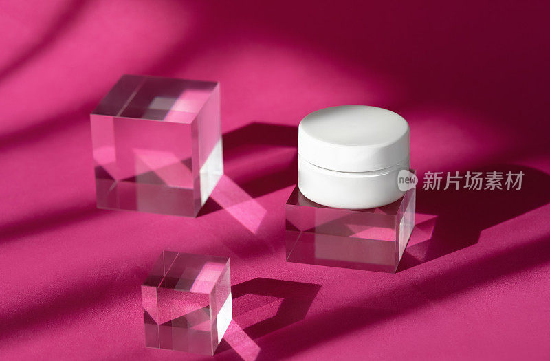 身体霜空白化妆品模拟与阴影和反射透明固体块。有机乳液的模型罐站在玻璃立方体平台台展示。