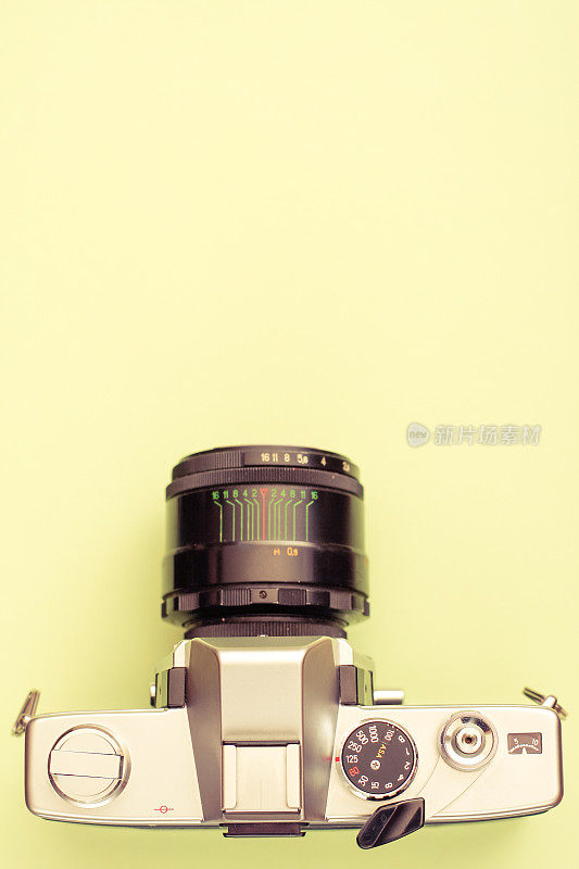 绿色背景的老式35毫米胶片相机。