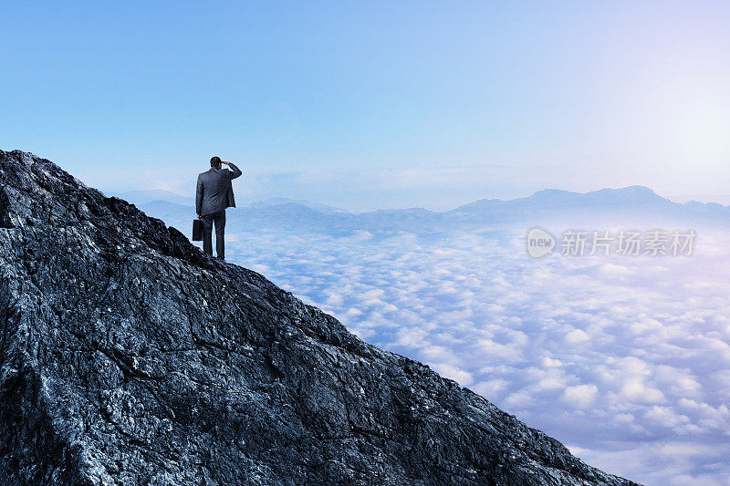 站在山顶眺望远方的人