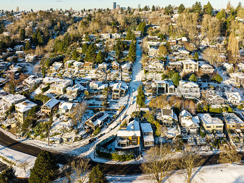 冬天的雪覆盖了街道和房屋