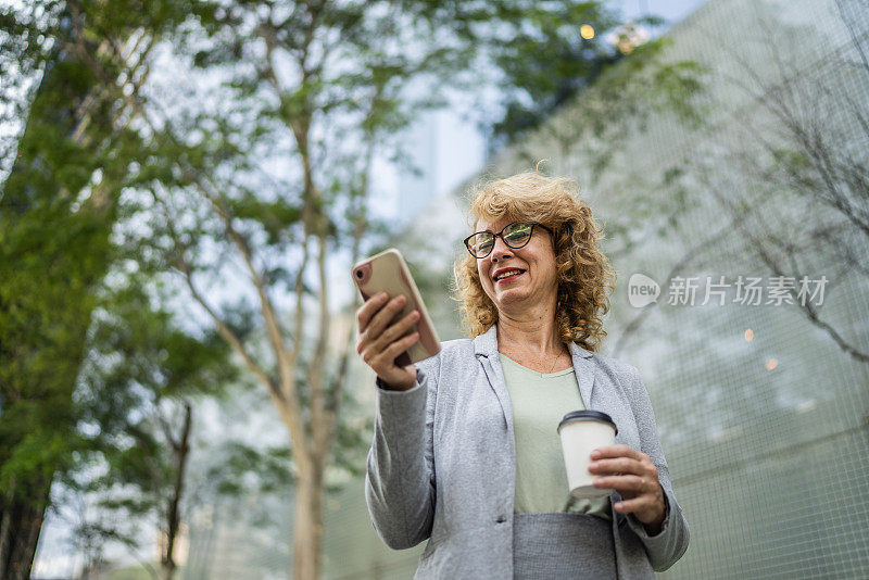 商务女性在户外使用智能手机