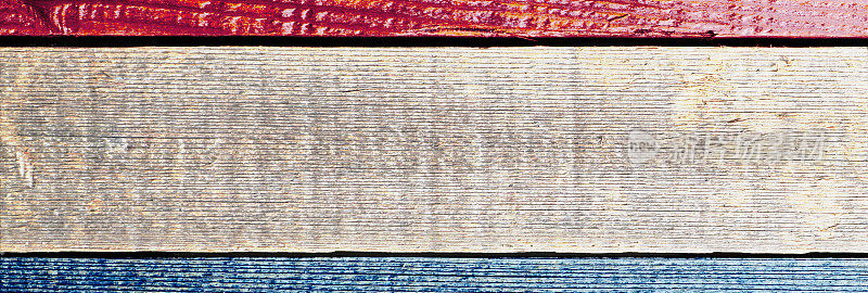 木板被漆成红色、白色和蓝色
