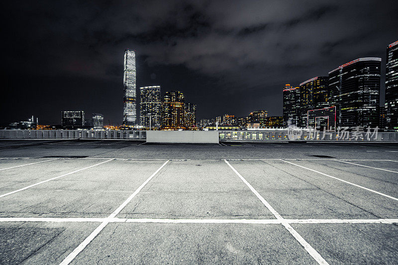 空砖平台，背景是香港的夜景