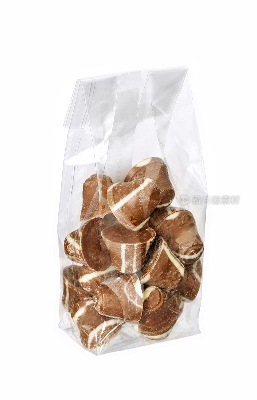 钟形巧克力夹心夹心在塑料袋上隔离白色