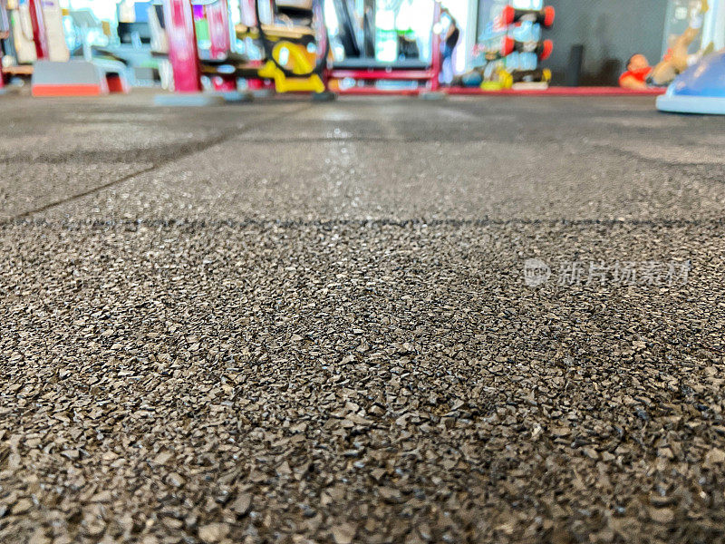 在健身房铺设橡胶地板