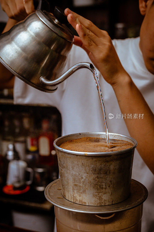 咖啡师倒咖啡与旧金属过滤器越南咖啡高分辨率的股票照片