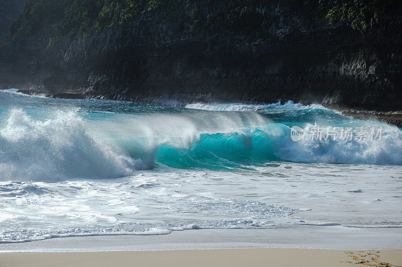海浪拍打海岸的声音是地球上最令人放松的声音之一