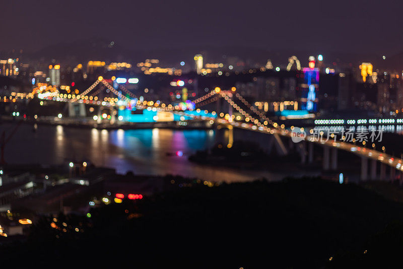 夜晚海上城市大桥的离焦灯光