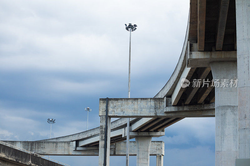 曼谷Ramintra高架道路和桥梁的曲线