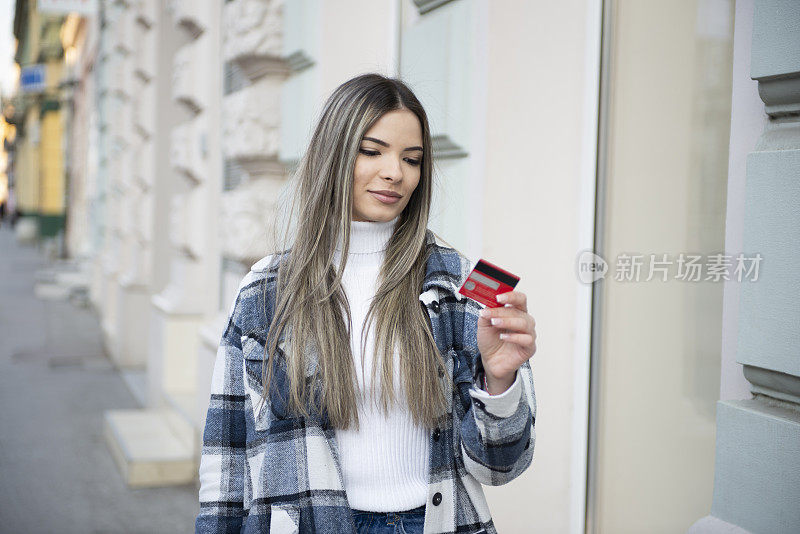 年轻女子在城里购物