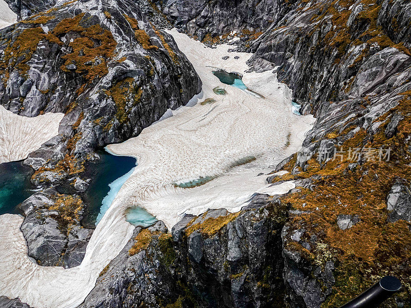 直升机俯瞰高山山峰峡湾国家公园，新西兰