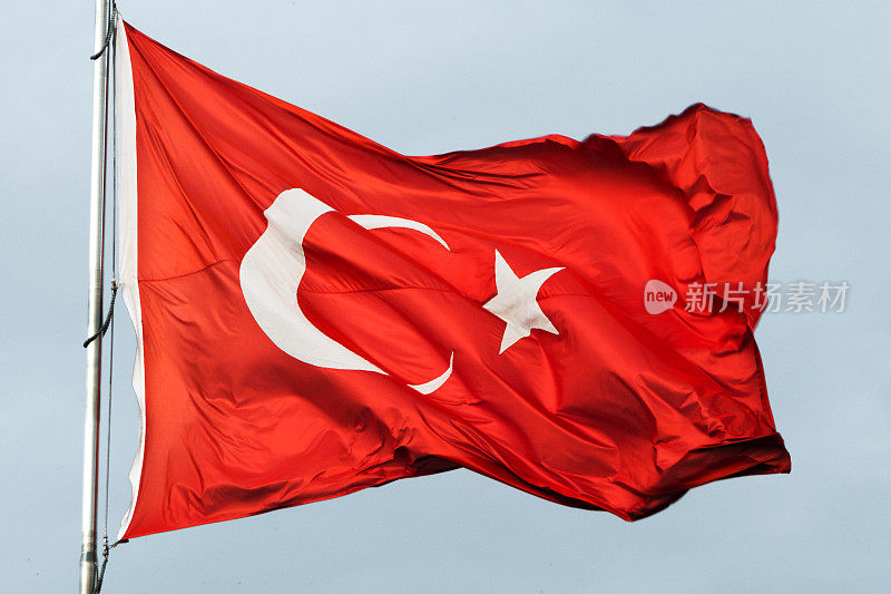 光辉的土耳其国旗在天空中飘扬