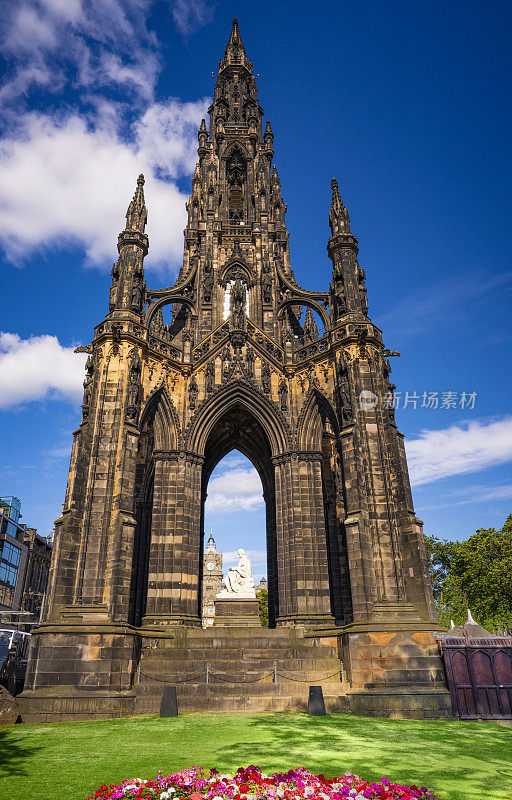 爱丁堡斯科特纪念碑是一座维多利亚哥特式纪念碑，纪念苏格兰人沃尔特·斯科特