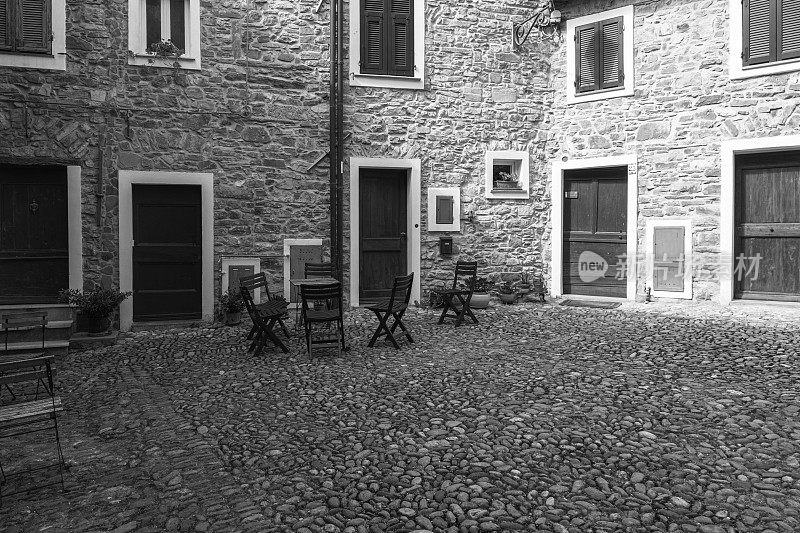 意大利北部利古里亚的维托里奥城堡:古老的广场。黑白照片