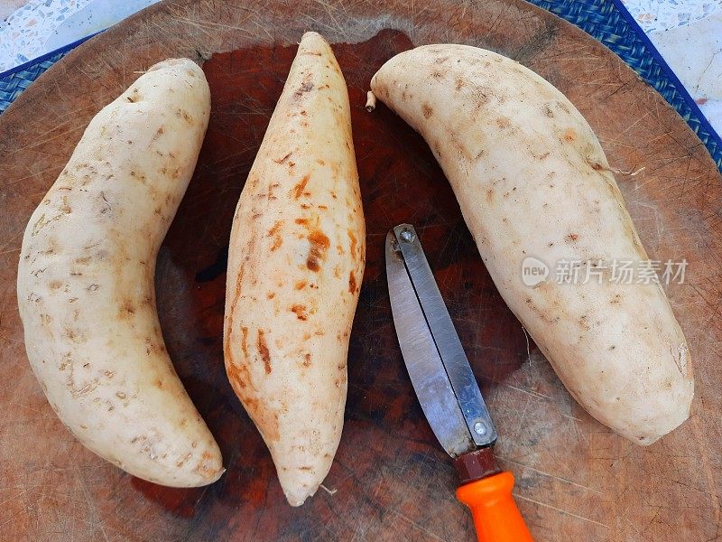 红薯去皮、切块——制作食品。