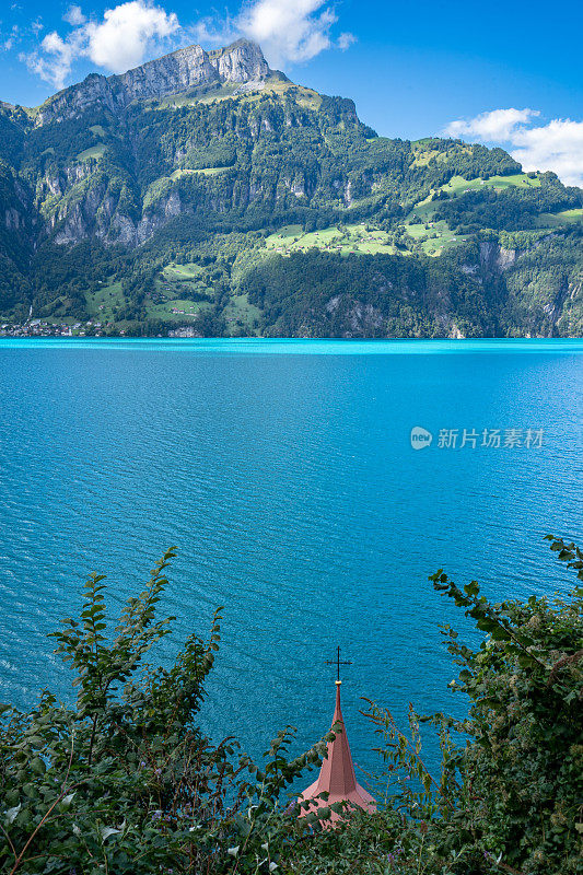 美丽的瑞士阿尔卑斯山高耸于瑞士卢塞恩湖蓝绿色的湖水之上