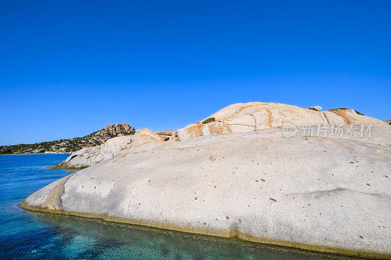 撒丁岛拉马达莱纳岛蓬塔泰格的花岗岩和清澈的海水