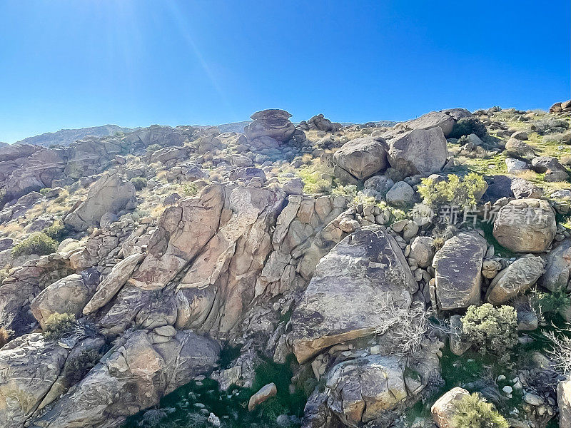 岩石峭壁的安扎博雷戈沙漠州立公园-加利福尼亚