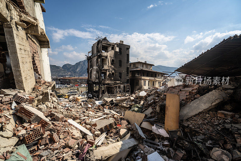 地震后倒塌的建筑物残骸