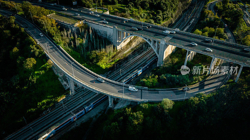 从高速公路和与其他目的地的不同连接处俯瞰里斯本的航拍图像