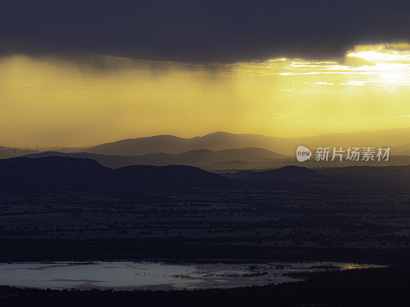 山间日出