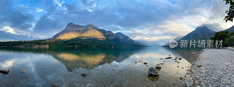沃特顿湖在日落沃特顿湖国家公园，阿尔伯塔，加拿大