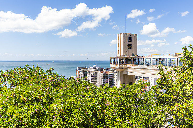 Lacerda电梯和巴伊亚德托多斯桑托斯广角拍摄萨尔瓦多，巴伊亚，巴西。