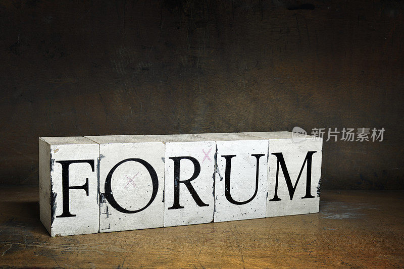 用木制凸版印刷的“FORUM”字样。