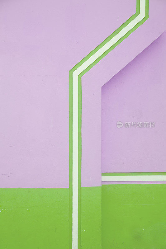 房子的墙壁漆成紫色和石灰绿色