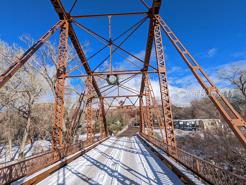 犹他州锡安国家公园附近的维珍河谷上，历史悠久的罗克维尔桥上有新的雪和云景