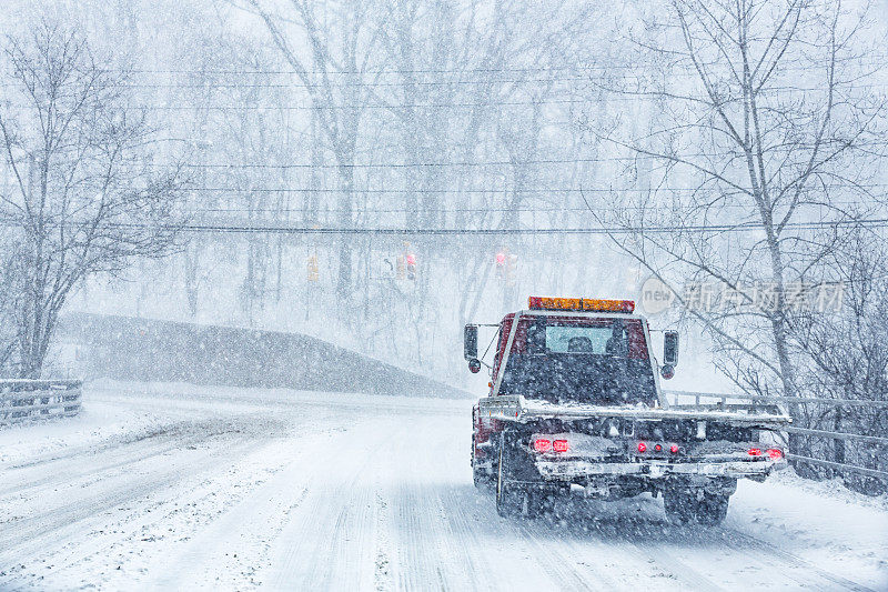 平床拖车在暴风雪中行驶