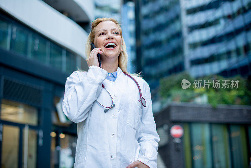 穿着医疗制服的美女