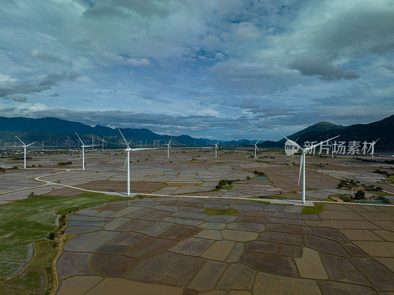 坝奈风力发电机农场在稻田上