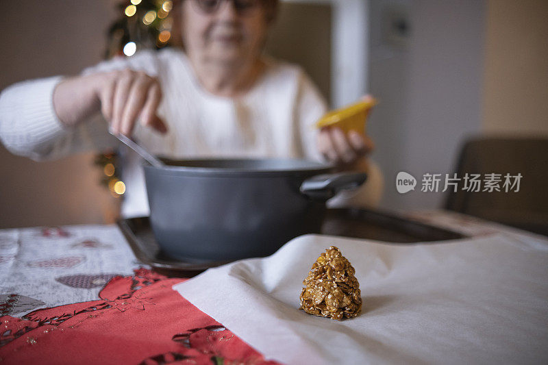 快乐的奶奶高兴地做圣诞糖果