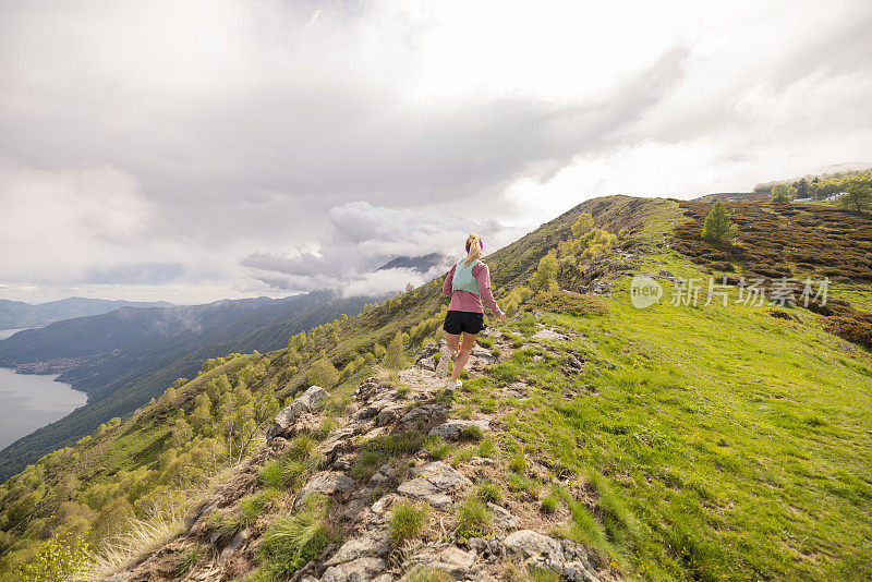 登山运动员攀登山脊