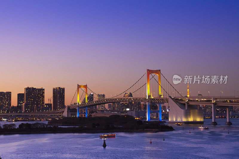 夕阳下的彩虹桥和高层建筑，东京，港区台场