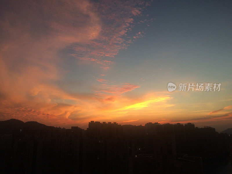 日落与燃烧的天空在神奇时刻，香港