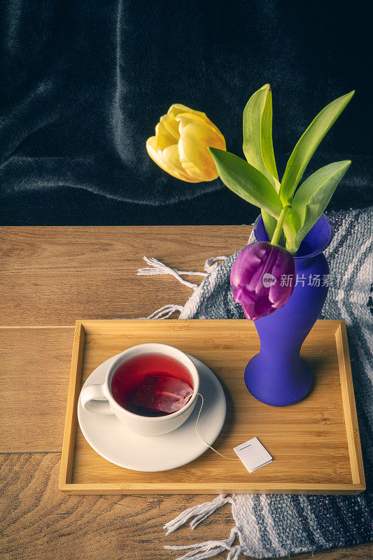 桌面茶具与郁金香