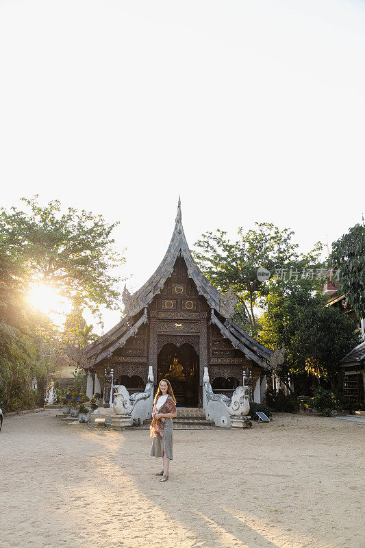 一名女子正在参观佛寺