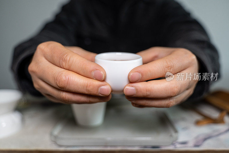 一位中国妇女正在泡茶