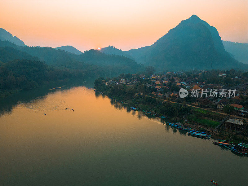 落日时分湄公河宁静景象的鸟瞰图