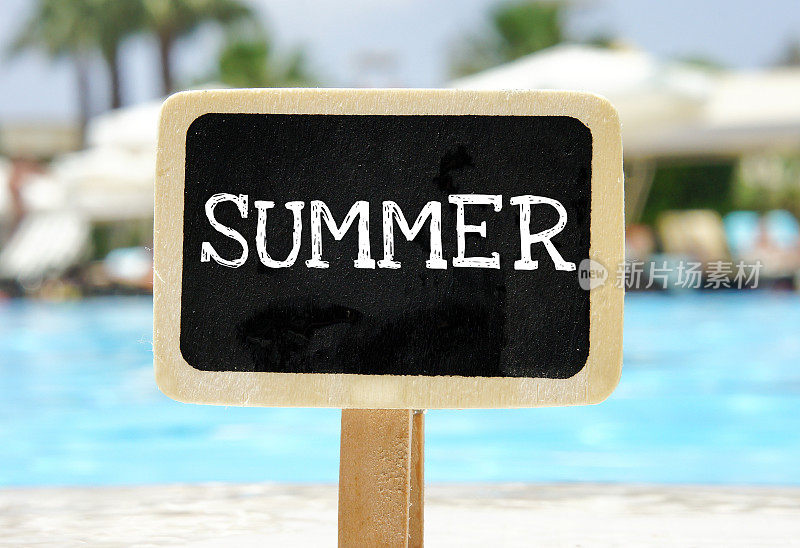 “夏天”这个词写在黑板上。