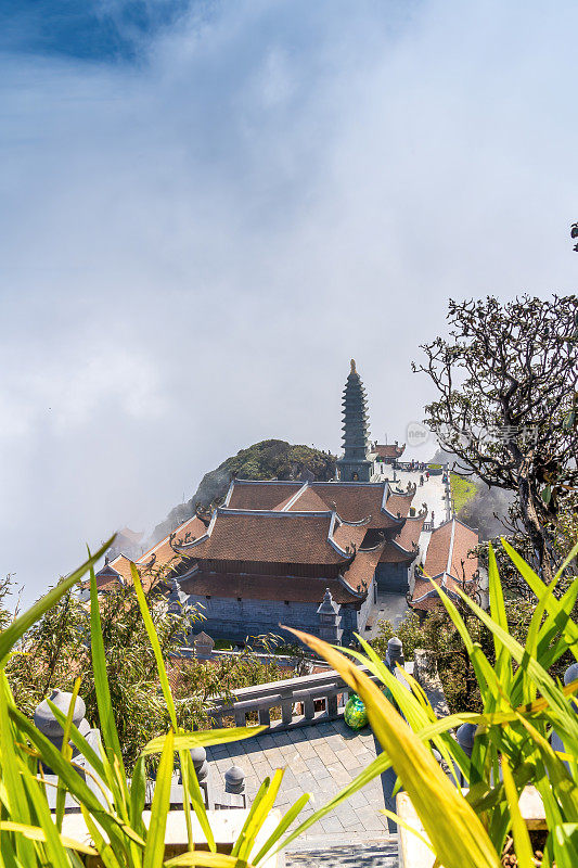 从梵磐山上的美丽风景和一座佛教寺庙。越南老蔡省萨帕。